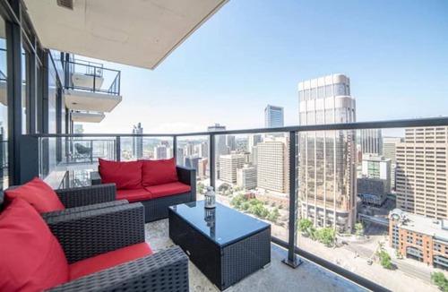 Connaught Condo | lovely 2 bed with 2 bath condo in downtown