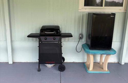 Taylor Creek House | Lovely 2-bedroom mobile home with AC in Okeechobee, on the canal near the locks.