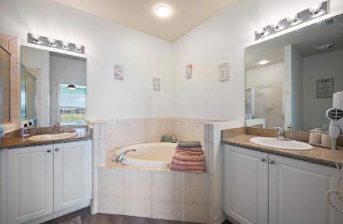 Naples Apartment | Lovely 2-Bedroom plus Den Condo in Greenlinks Resort
