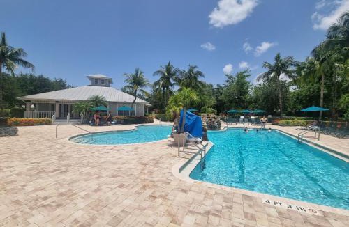 Naples Apartment | Lovely 2-Bedroom plus Den Condo in Greenlinks Resort