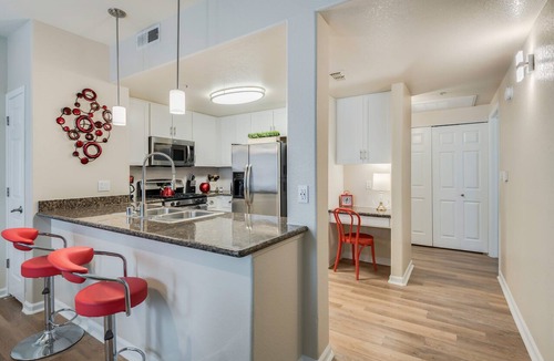 Roseville Apartment | Lovely 2-Bedroom With Private Garage For Long Stays