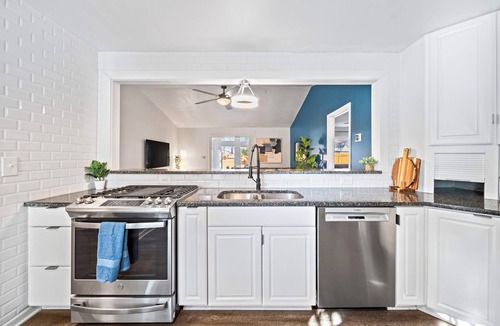 Riverside House | Lovely 3 bed/2 full bath Ranch w/Sauna near Zoo