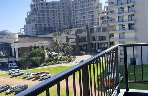 Quigney Beach Apartment | Lovely 3 bedroom with full sea view, restaurants,