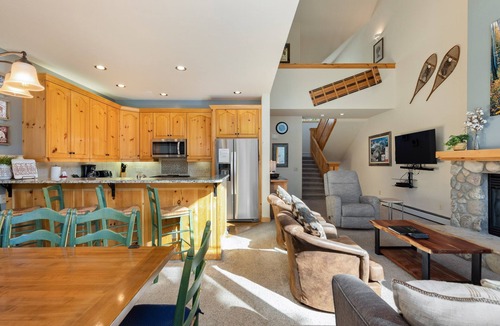 Mountain House House | Lovely 3 Story Townhome/Walk to the Slopes/Private Hot Tub!