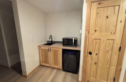 Williston House | Lovely 5-bedroom house with AC in charming Williston near the airport- 5 miles