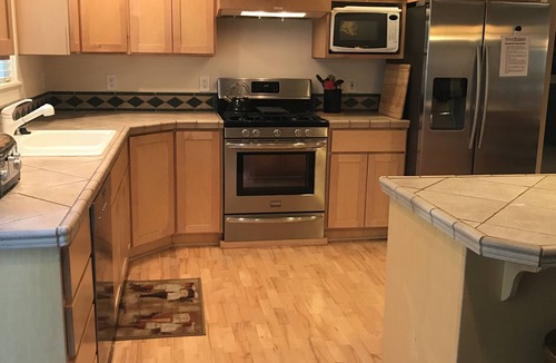 Sunriver House | Lovely 5 BR Home! Large Deck and Yard + Hot Tub + Pool table +12 SHARC Passes
