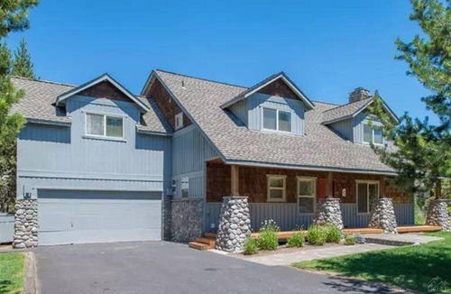 Sunriver House | Lovely 5 BR Home! Large Deck and Yard + Hot Tub + Pool table +12 SHARC Passes