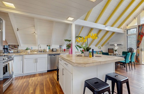 Kapoho House | Lovely A-frame home with lanai, WIFI and washer & dryer - near the beach