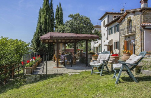 Castelfranco di Sopra Villa | Lovely apartment in villa for 4 people with pool, WIFI, terrace and pets allowed