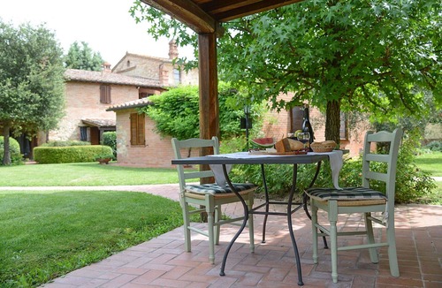 Castiglione del Lago Apartment | Lovely apartment for 4 guests with A/C, WIFI, pool, TV, veranda and pets allowed