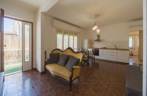 Marina di Pietrasanta Apartment | Lovely apartment for 4 people with A/C, WIFI, TV, patio and pets allowed