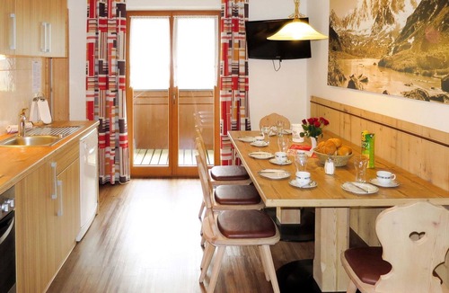 Rohrberg Villa | Lovely apartment in villa for 5 guests with WIFI, pool, TV, terrace and parking