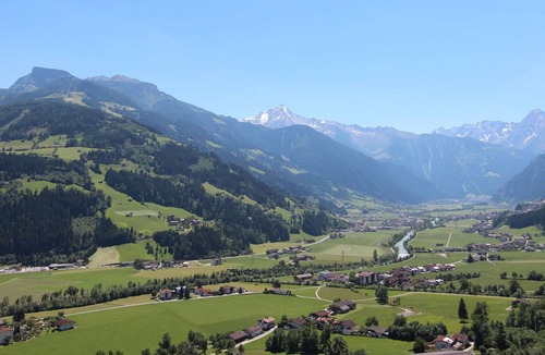 Distelberg Villa | Lovely apartment in villa for 9 guests with pool, WIFI, TV, terrace and parking