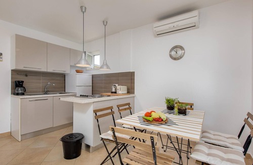 Omisalj Apartment | Lovely apartment in Malinska with WiFi