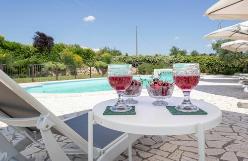 Montoro Villa | Lovely apartment in villa with WIFI, pool, A/C, hot tub, TV, panoramic view and parking