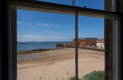 North Berwick Apartment | Lovely beachside apartment, with uninterrupted views across to the Fife coastline. Sleeps 8.