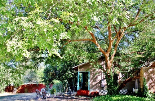 Geyserville Cabin | Lovely Cabin Retreat Ideal for Romantic Escape in Geyserville, California