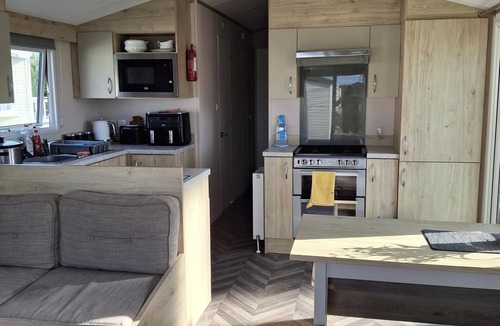 Pakefield House | Lovely caravan by the beach in Pakefield, Suffolk ref 68007CL