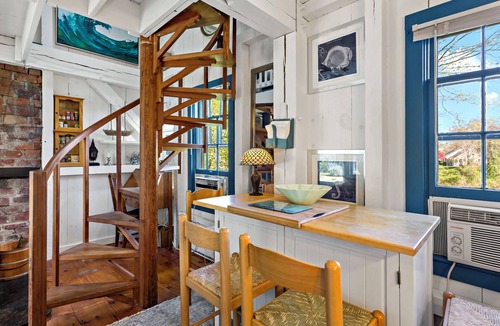 West Barnstable Cottage | Lovely Carriage House w/Spa Near Beach, Pets Welcome!