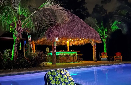 Hunt Club House | Lovely Casa Tropicana Lox - Private Guesthouse and Pool, Dog Friendly!