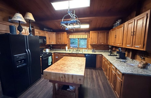 Enumclaw Cabin | Lovely cedar log cabin in Greenwater minutes to Mount Rainier