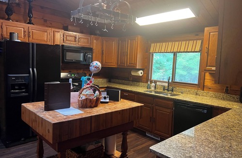 Enumclaw Cabin | Lovely cedar log cabin in Greenwater minutes to Mount Rainier