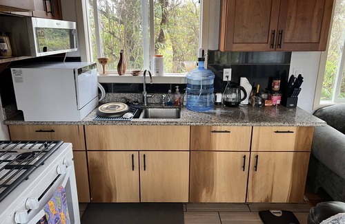Eden Roc Cabin | Lovely Centrally-Located Cabin with fast Wi-Fi. Perfect for E.Hawaii Exploration