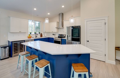 Clinton House | Lovely Clinton Home w/ Hot Tub on 10 Acres!