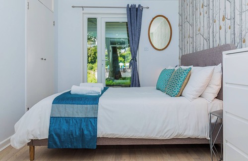 St. Ann's Chapel Cabin | Lovely Cornish pool access lodge at Honicombe Holiday Village