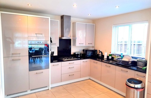 Basildon House | Lovely detached 4 bedroom home for holiday or business
