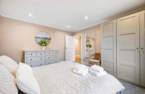 Ealing Common Apartment | Lovely Ealing 3 Bed Flat