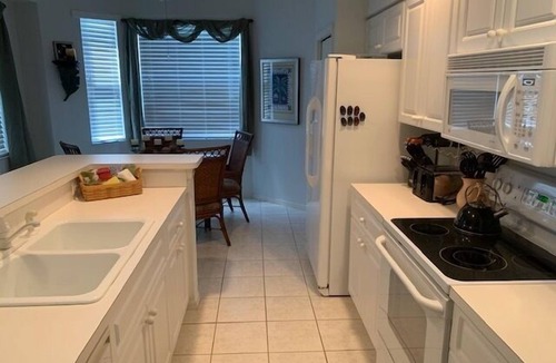 Naples Condo | Lovely golf course views 2/2 condo
