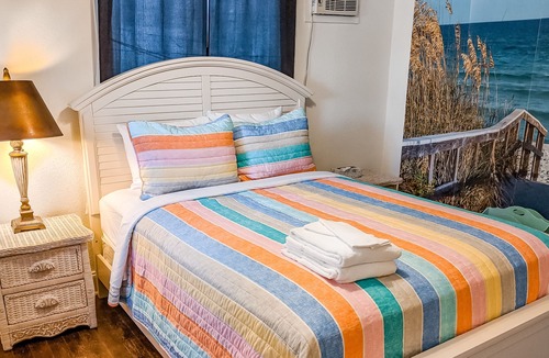 Laurel Cottage | Lovely hideaway near beach with decks & enclosed yard, high-speed WiFi & AC