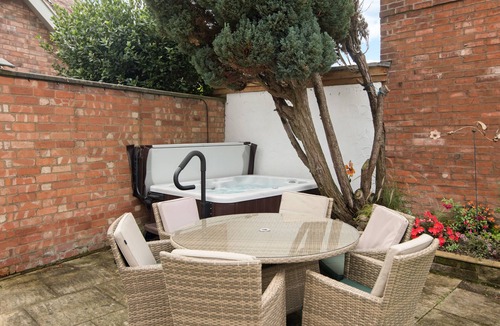 Alcester House | Lovely, ideally located, recently updated English home in Alcester, Warwickshire