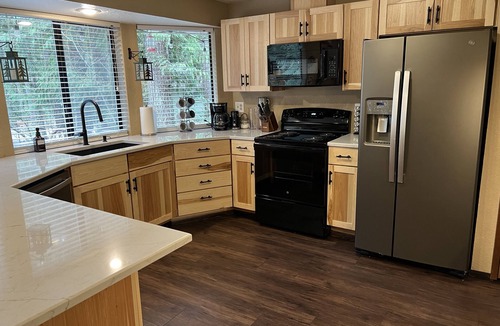 Hoodsport House | Lovely Lake Cushman, Dog Friendly Home One Minute from the Lake!