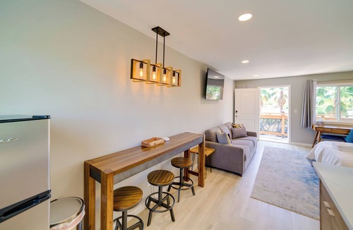North Lakeport Apartment | Lovely Lakeport Retreat w/Smart TV: Walk to Pier!