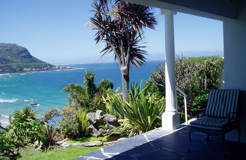 Fish Hoek House | Lovely large family House near beach, spectacular sea and mountain views.