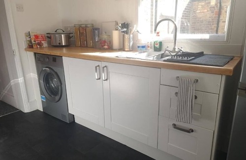 Cathall Apartment | Lovely Leyton London Apartment