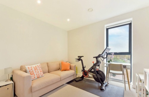West Hill Apartment | Lovely Luminous 3 Bed Flat, with secure Ev Parkng