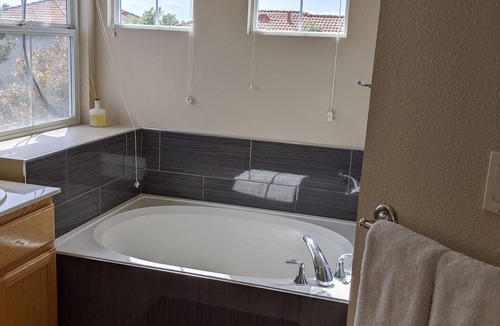 San Pablo House | lovely master suite 5min to pinol shoreline. 10min to Keller Beach extended stay