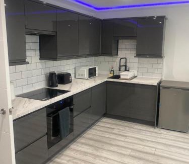 Stanwell Apartment | Lovely Modern studio flat with jacuzzi bath free parking