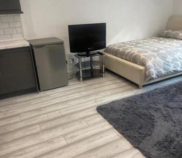 Stanwell Apartment | Lovely Modern studio flat with jacuzzi bath free parking