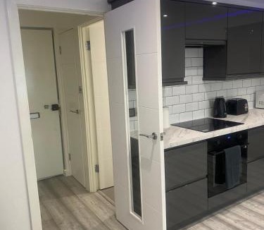 Stanwell Apartment | Lovely Modern studio flat with jacuzzi bath free parking