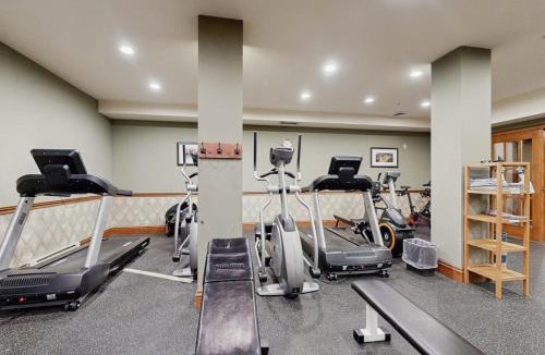 Salt Lake Mountain Resorts House | Lovely mountain-view condo with shared hot tub pool & more - walk to lifts