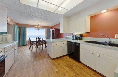 Gleneden Beach Condo | Lovely oceanfront condo with sweeping water views, & balcony