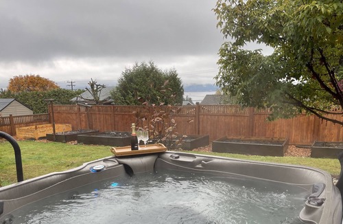Crofton Bed & Breakfast | Lovely Oceanside 1-bdrm suite with Hot Tub and fireplace