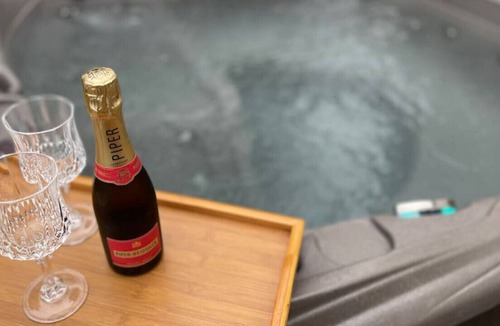 Crofton Apartment | Lovely oceanside 1-bdrm suite Fireplace HotTub