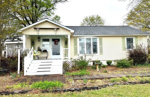 Greer House | Lovely pet- friendly 2-bedroom house in the Greer countryside