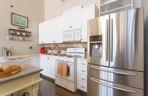 Forest Park Condo | Lovely, Pet Friendly Condo w/King Bed & Parking!