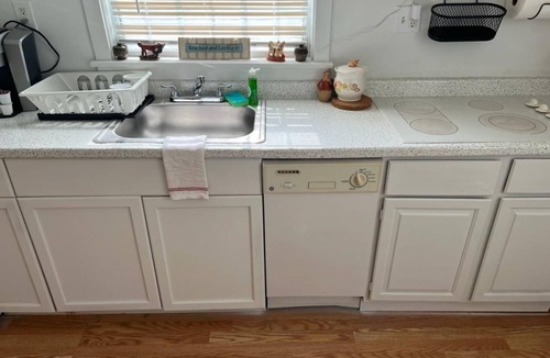 Brush - Stewarts Cottage | Lovely/Private 2-Bdrm Suite Off Main St/Ocean Center/Free Parking